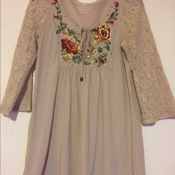 So Soft Tunic Styled Top with Lace Sleeves Tie Neck - Picture 6 of 6